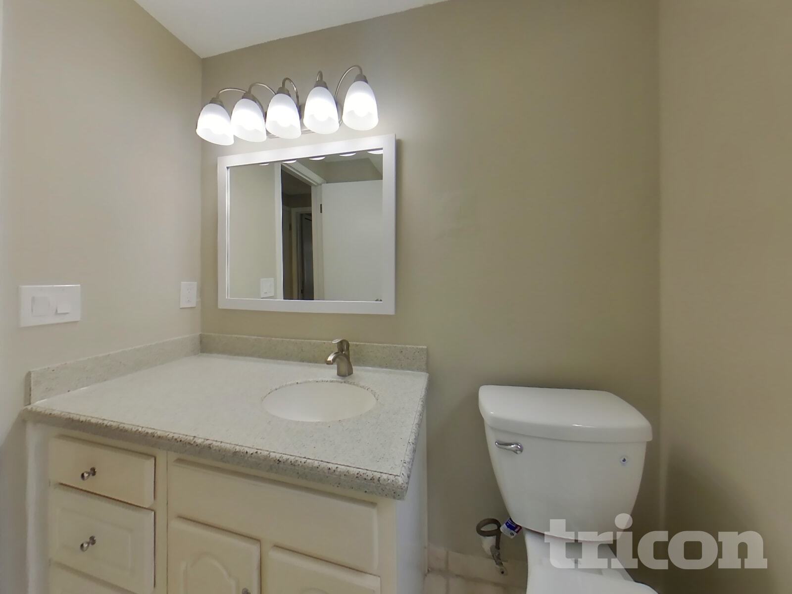 Building Photo - 2663 Kenwood Dr E