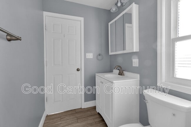 Building Photo - 84 Crane St