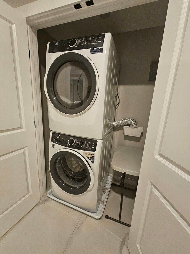 Building Photo - 1487 5th Ave