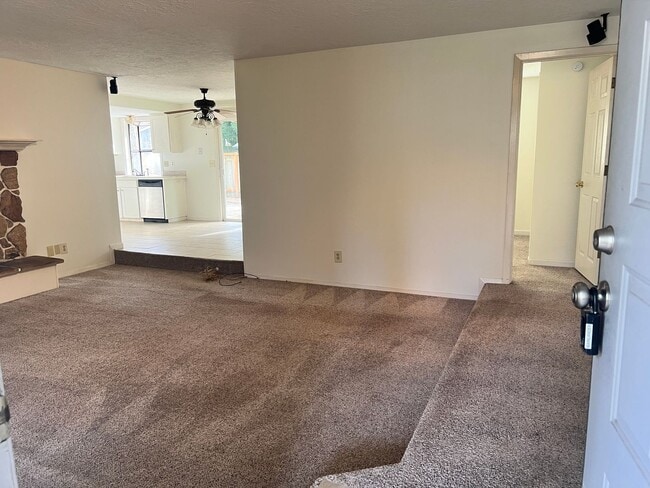 Building Photo - Charming Tualatin home on corner lot!