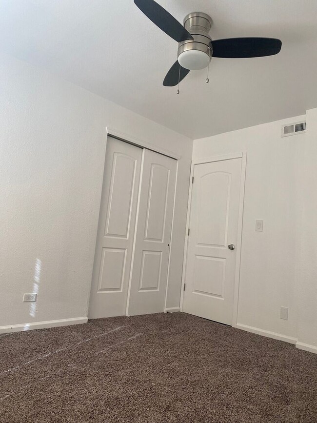 Building Photo - Charming 3BR Condo in Denver