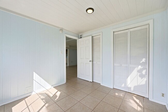 Building Photo - Neptune Beach Bungalow