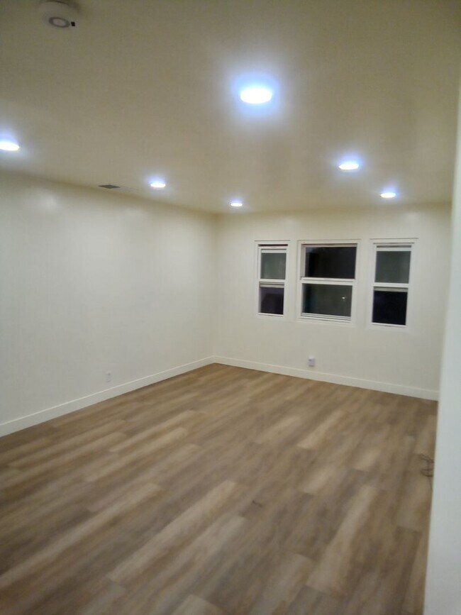 Building Photo - Beautifully Remodeled 2-bedroom apartment