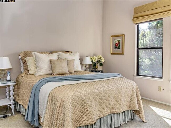 Building Photo - 631 N Villa Way