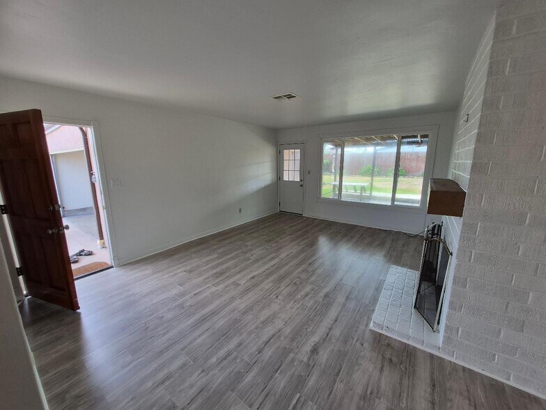 Building Photo - 4861 Lehrer Dr