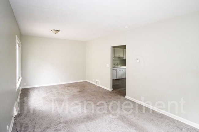Building Photo - Updated 2BD UP off West Blvd-Westside Clev...