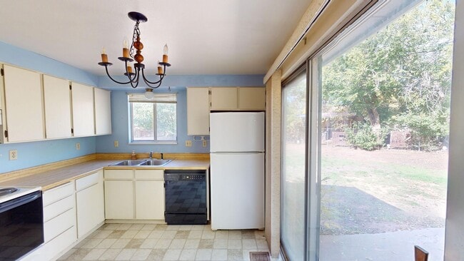 Building Photo - 2 bedroom duplex in quiet cul-de-sac