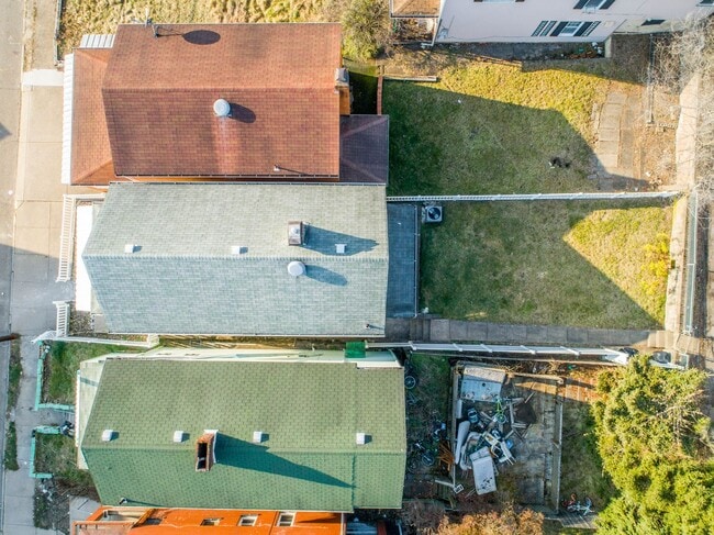 Building Photo - AVAILABLE SEPT 1ST!! UPDATED & SPACIOUS 3-...