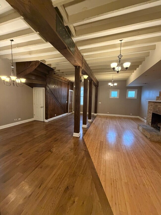 Building Photo - 1357 N Wolcott Ave