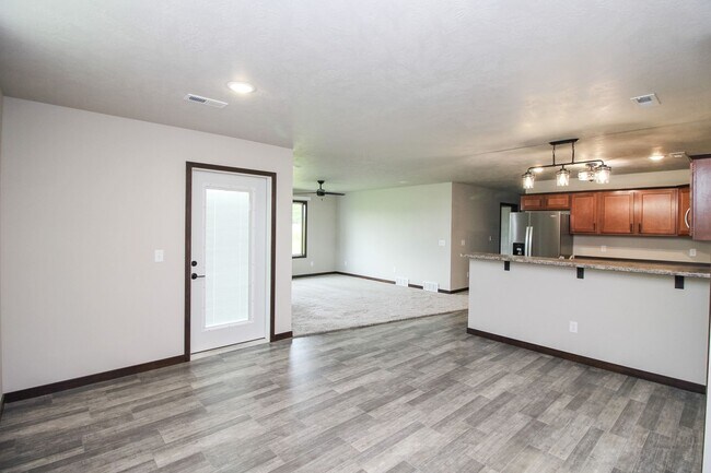 Building Photo - Newer 3 bed 2 bath in Tea  Special rate $1775 with a 13 month lease