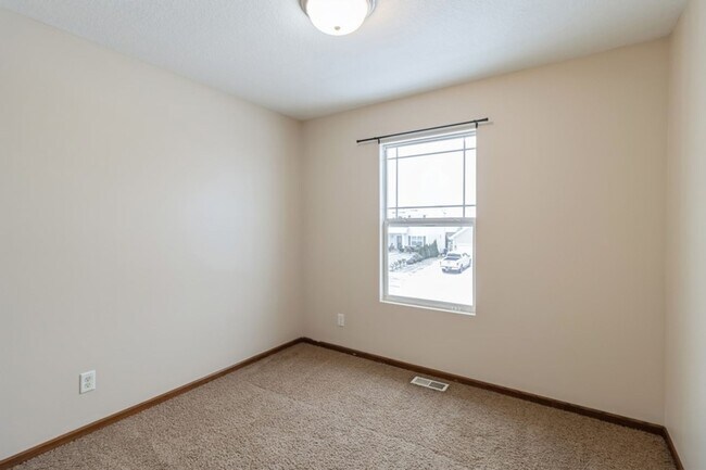 Building Photo - Commuter's Dream!!  3 Bedroom, 2.5 Bathroom Home in West Des Moines!