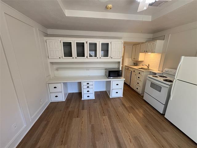 Building Photo - 900 N Austin St