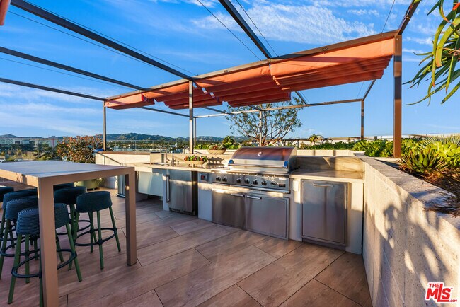 Building Photo - 700 Broadway