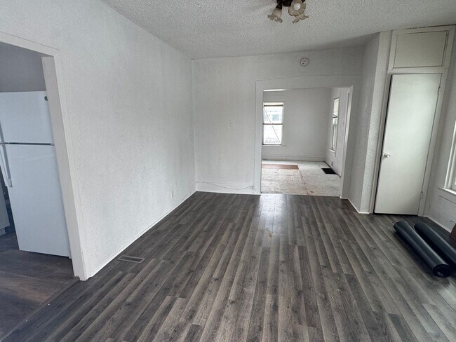 Building Photo - 321 W 5th St