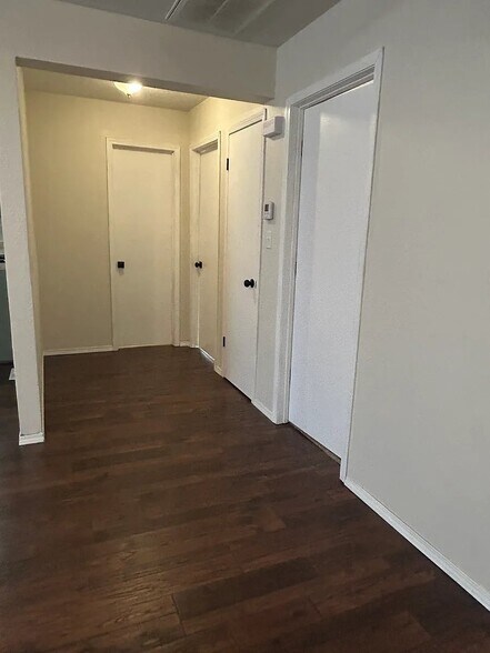 Building Photo - 1409 N Clay Ave