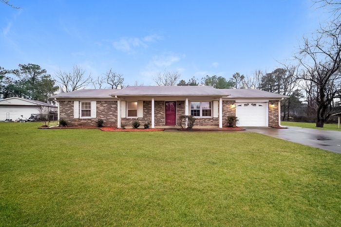 Primary Photo - 121 Greenwood Cir