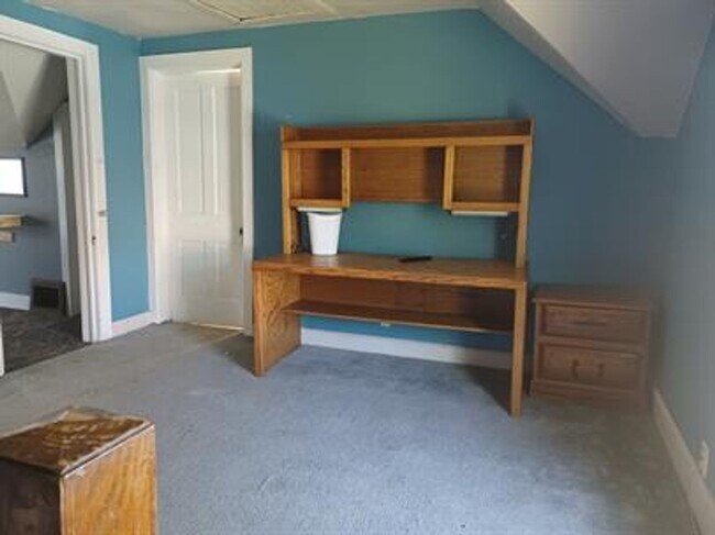 Building Photo - House Available for Rent