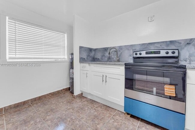 Building Photo - 5831 Taylor St