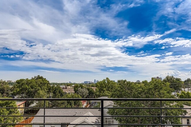 Building Photo - Luxury 3 bed, 3.5 bath Townhome Blocks fro...