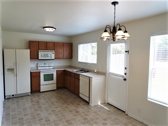 Building Photo - 142 Blue Juniper