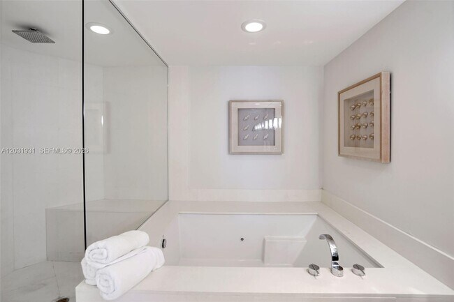 Building Photo - 2711 S Ocean Dr