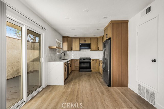 Building Photo - 2565 Santa Ana Ave