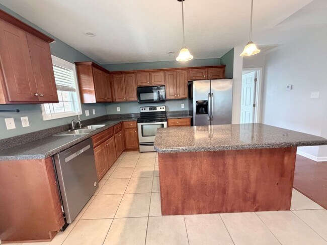 Building Photo - You've Found It! Split floor plan, fenced yard, extra storage