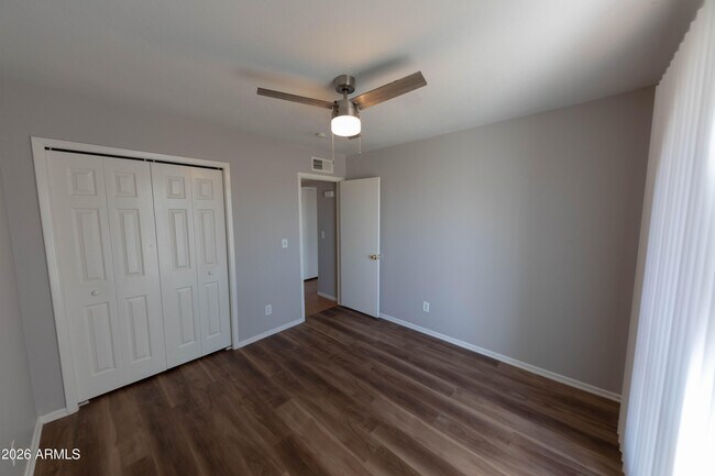 Building Photo - 563 N Cherry