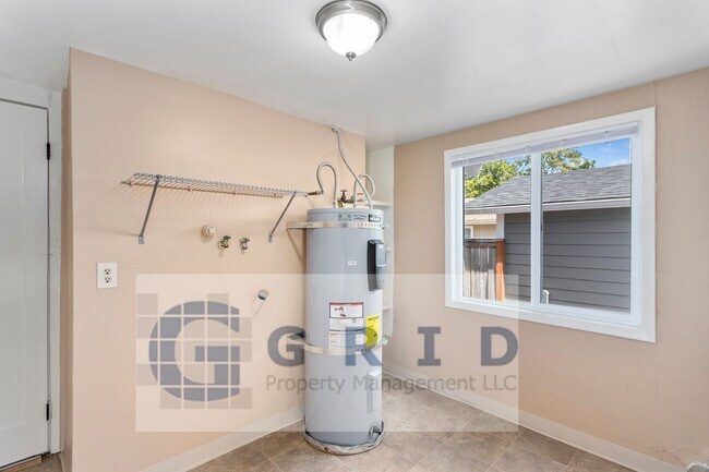 Building Photo - GPM657 - SE Raymond Ct. (T1)