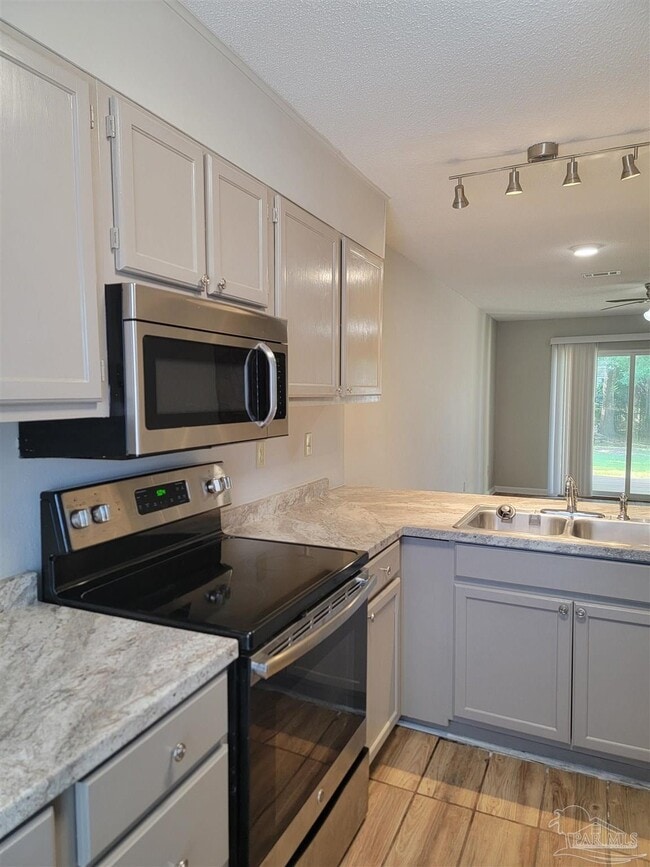 Building Photo - 7202 Lago Vista Ct