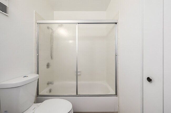 Building Photo - Freshly updated Two bed one bath for rent  New attractive price