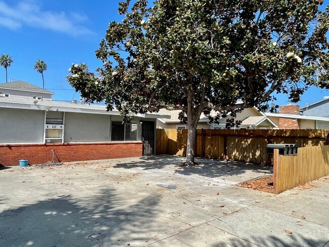 Building Photo - Single level duplex a block to the beach!