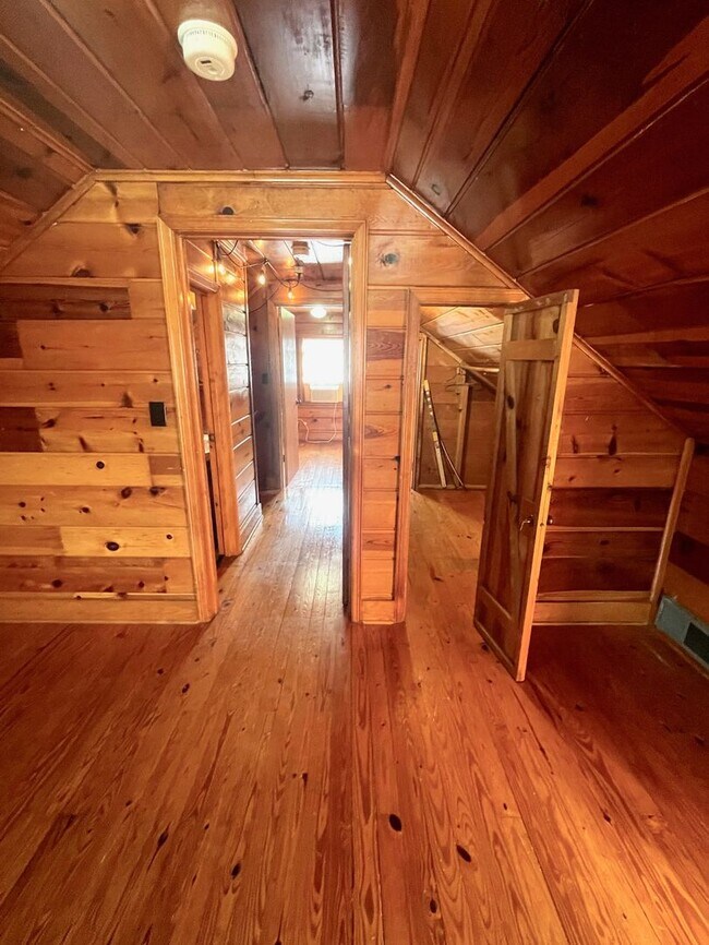 Building Photo - Very Unique 5 Bedroom Home on Large Lot