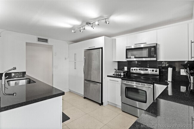 Building Photo - 16051 Blatt Blvd