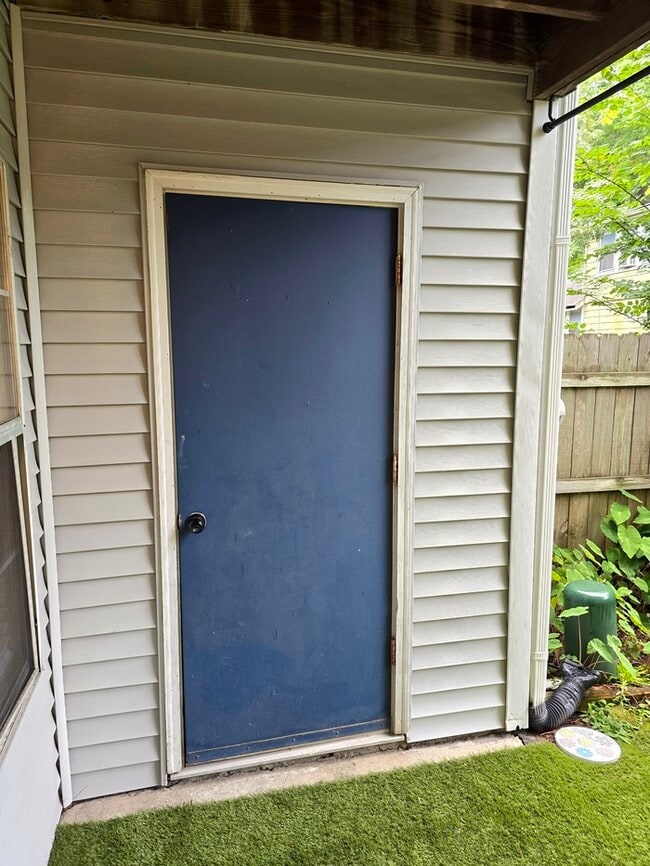 Building Photo - Charming 3BD/3BA Home with Modern Upgrades