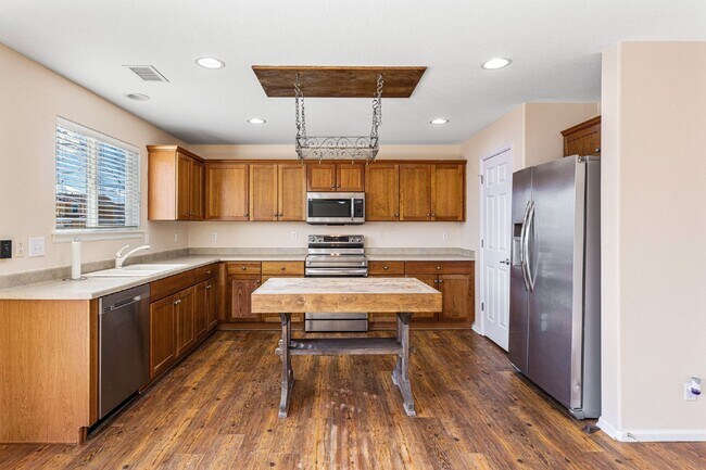 Building Photo - Lovable 3 Bed, 2.5 Bath Single Family Thor...