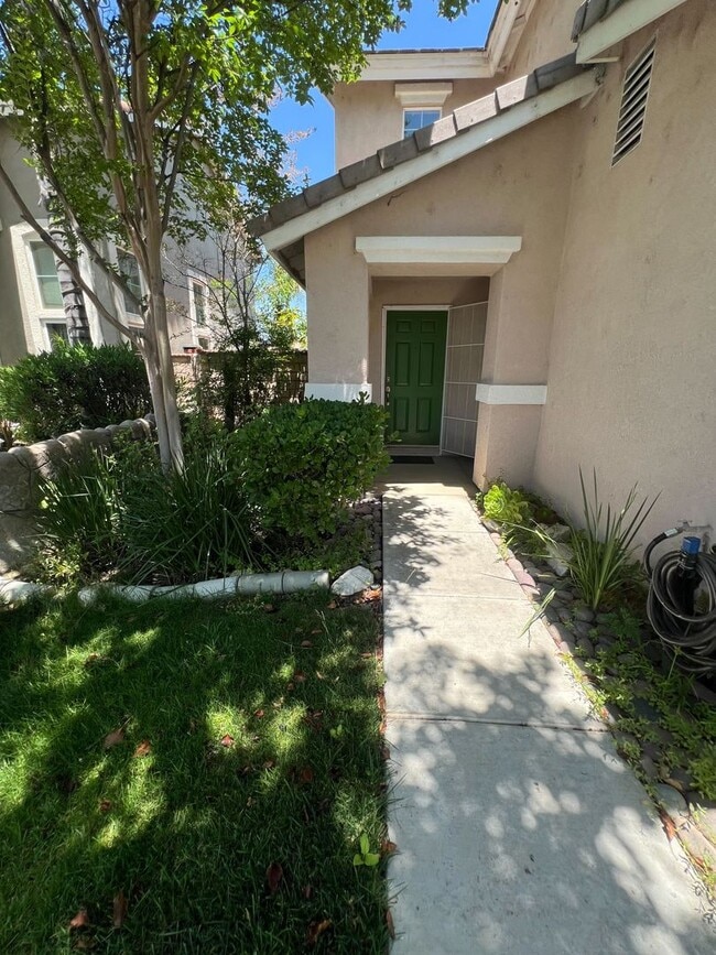 Building Photo - Spacious 6-Bedroom Home with Loft in Prime...