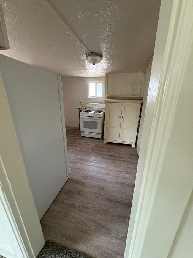 Building Photo - Two Bedroom Single Family Home With Detach...