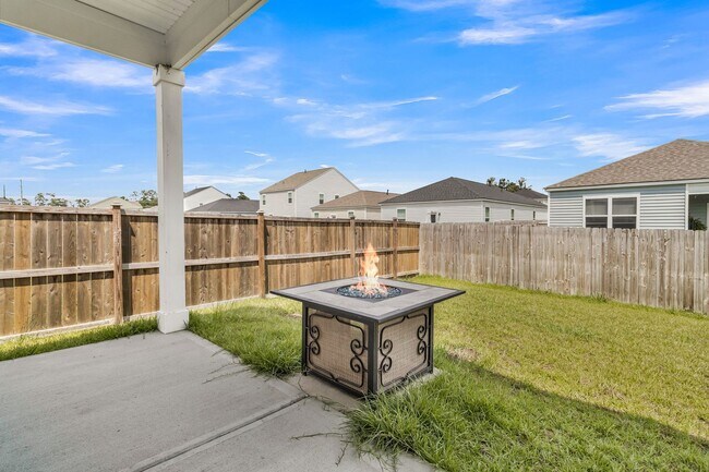 Building Photo - Modern Comfort in the Heart of Ladson