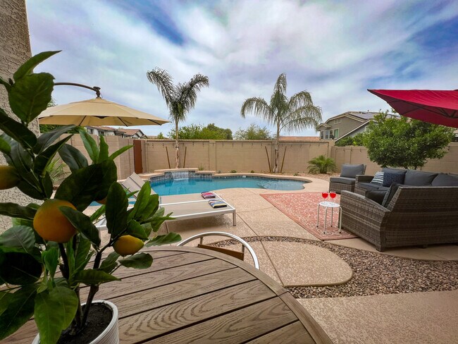 Building Photo - 4222 E Bonanza Rd