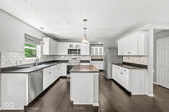 Building Photo - 5641 Buck Dr