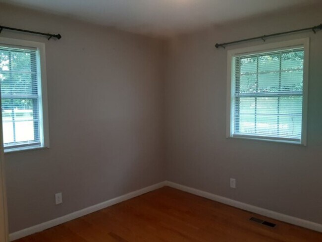 Building Photo - Hard to Find Rancher in Oak Ridge with 2 car garage