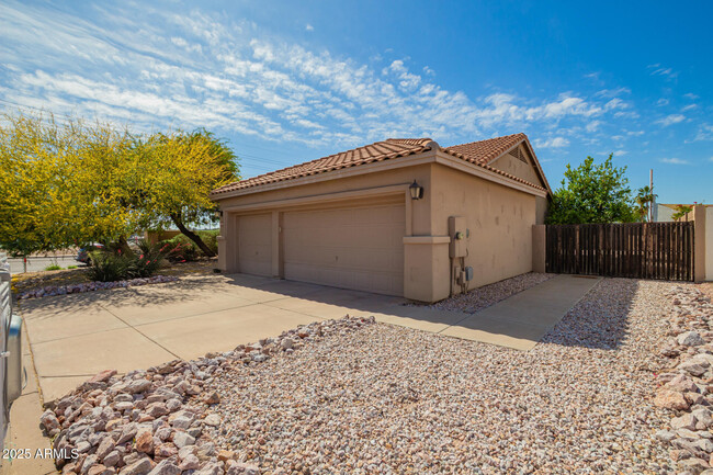 Building Photo - 5543 E Blanche Dr