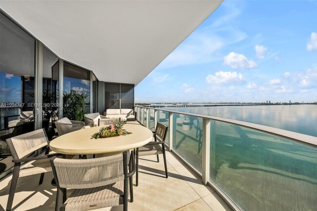 Building Photo - 700 NE 24th St