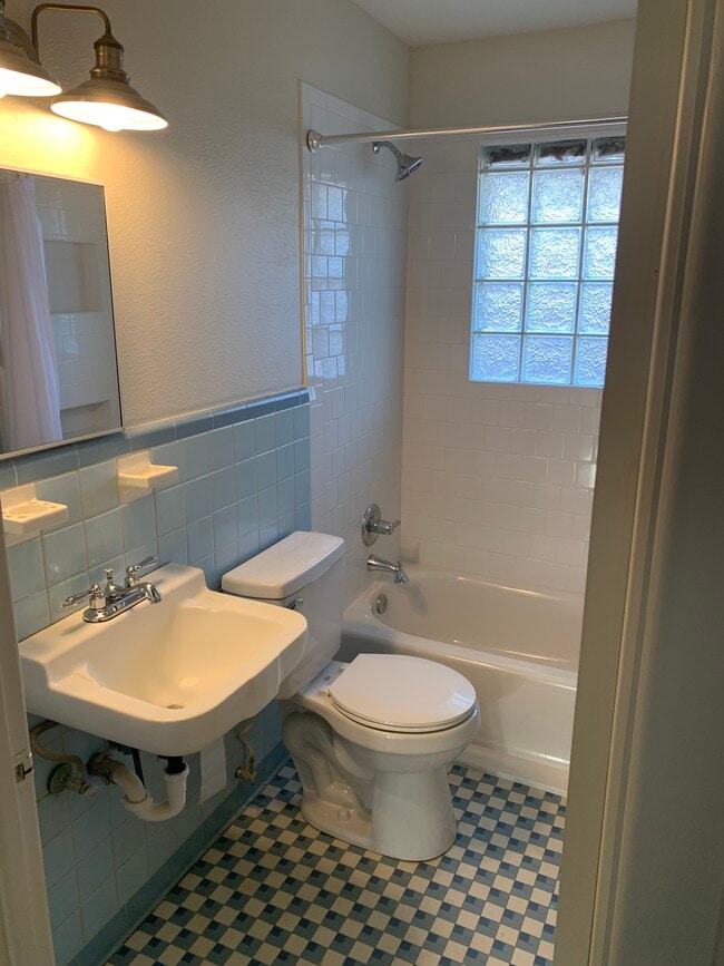 Building Photo - 1806 W Louisiana Ave