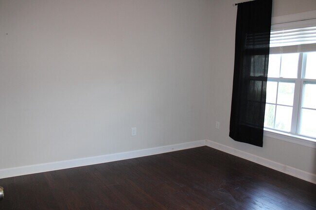 Building Photo - 241 Vinewood Pl