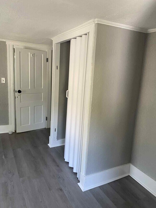 Building Photo - Newly Updated Spacious 5 bedroom 1 bathroom house for rent in Glassport!