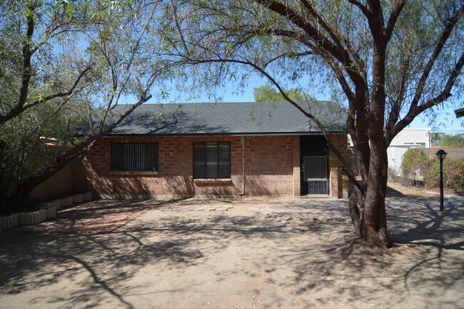 Building Photo - Remodeled 1 Bedroom 1 Bath House! Central ...