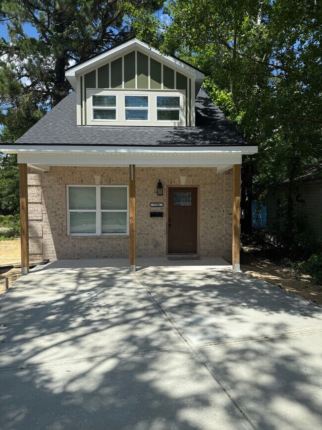Primary Photo - 2206 Augusta Ave