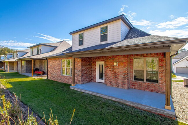 Building Photo - Newer Construction WLR home